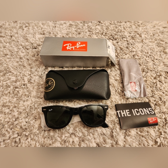 Ray-Ban Black Wayfarer Classic Sunglasses - Picture 5 of 9